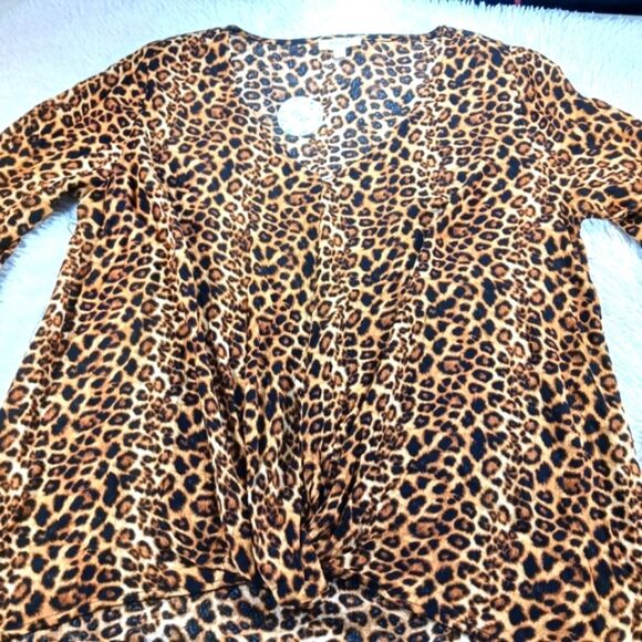NWT Oddi Cheetah Print V- Neck Bell Sleeved 100% Rayon Boho Contemporary Blouse - Picture 10 of 14